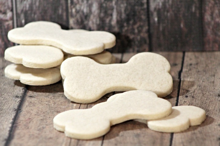 Looking for limited ingredient hypoallergenic dog treats for your sensitive pooch? These easy biscuits have just four ingredients, all gentle on tummies.