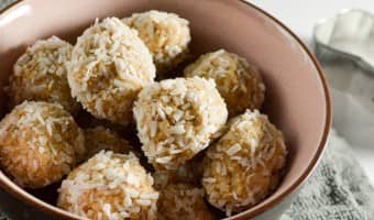 Ready for another delicious no-bake hypoallergenic dog treat recipe? I know I am! It is getting HOT out there! I definitely don't want to turn on my oven if I can avoid it. I'm all about no-bake right now. This particular coconut treat is fabulous for dogs with allergies, especially if they have itchy skin. Get the recipe now!